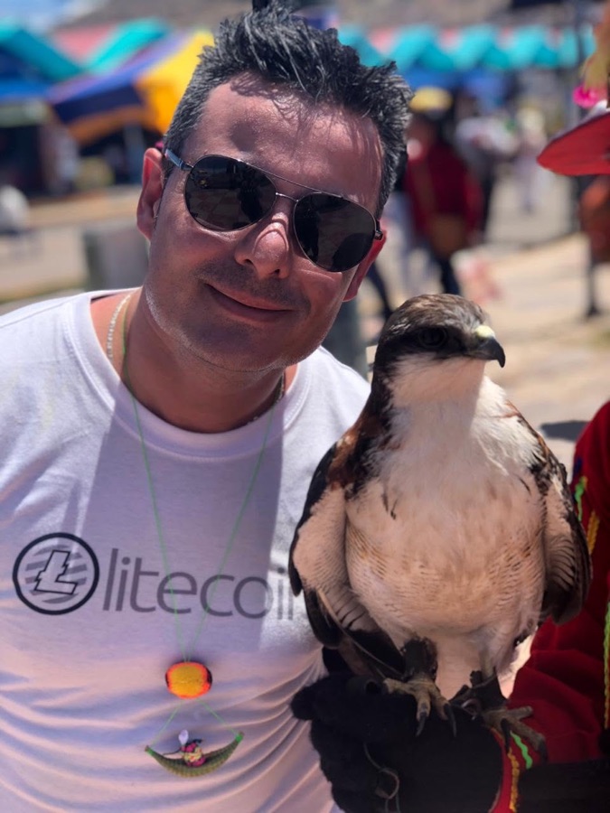 Octavio sosteniendo un halcón