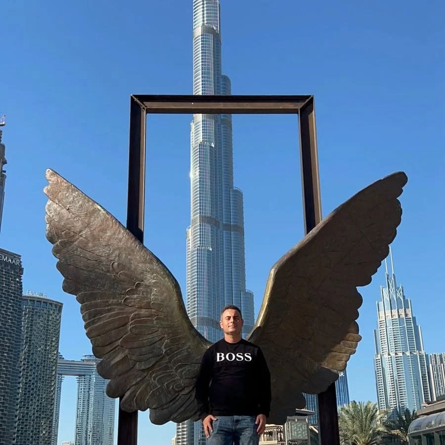 Octavio en Dubái, frente al Burj Khalifa