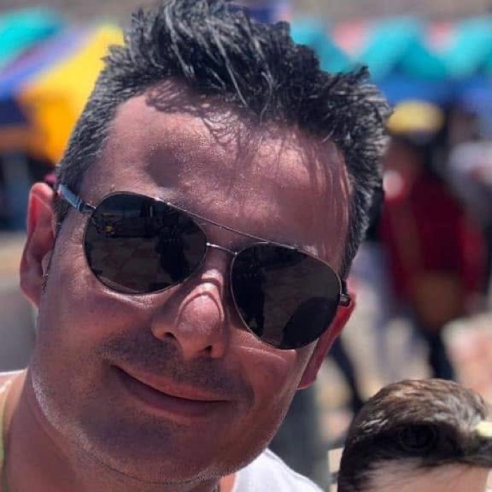 Octavio disfrutando la playa y el sol