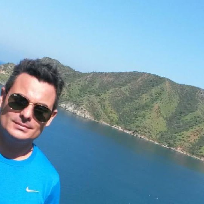 Octavio en un mirador sobre la bahía