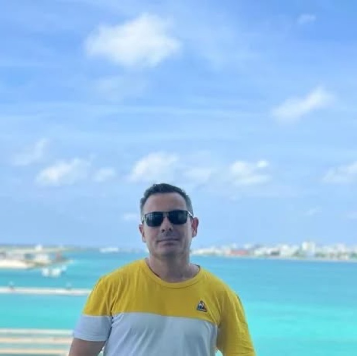Octavio en aguas turquesa del Caribe
