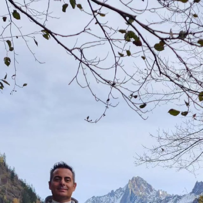 Octavio en las montañas nevadas de los Alpes